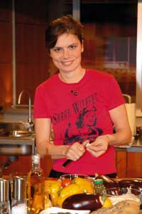 Sarah Wiener beim schälen einer Knoblauchzehe