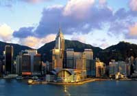 die Skyline von Hong Kong unter einem bewölkten Himmel mit Bergen im Hintergrund 