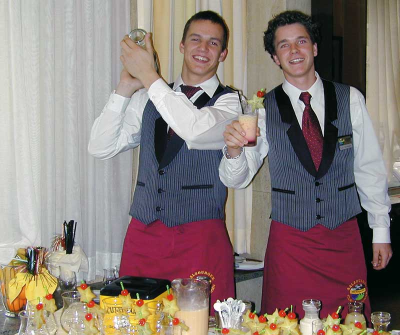 Tourismusschule Zwei Barkeeper in Berufskleidung am shaken und lachen