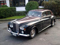 ein Rolls Royce in Schwarz steht in einer Auffahrt 