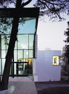 moderne Architektur, Haus großteils bestehend aus Glas 