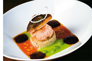 Duett von Lax’n (Seeforelle) und Saibling mit Minzcouscous, Puffbohnen und Kalamatajus