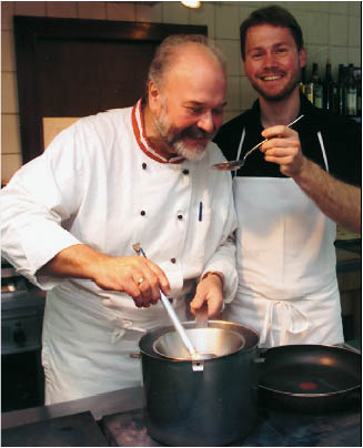 josef trippolt senior und junior beim kochen 