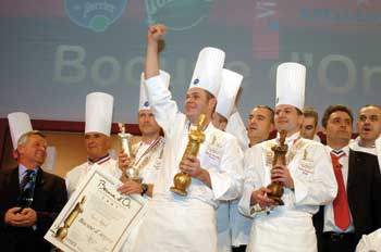 die Teilnehmer und gewinner des bocuse d''or auf der Bühne bei der Preisverleihung 