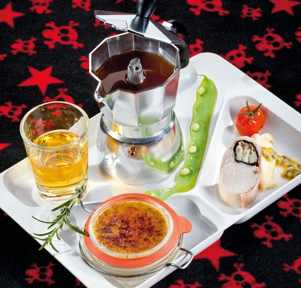 Hopfen-Verbena (Radler) mit gefilterter Kaninchenessenz mit Guaven-Rauchaal-Brulée und Aaligem Nori-Kaninchen auf Vanille-Sellerie