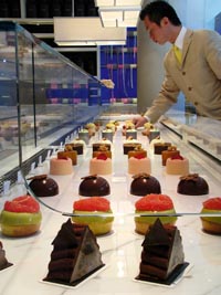 eine Variation von verschiedenen Nachspeisen in der Vitrine