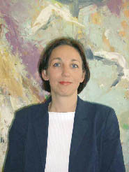 Dame mit einem weißen tshirt und einer blauen Jacke sieht in die kamera 