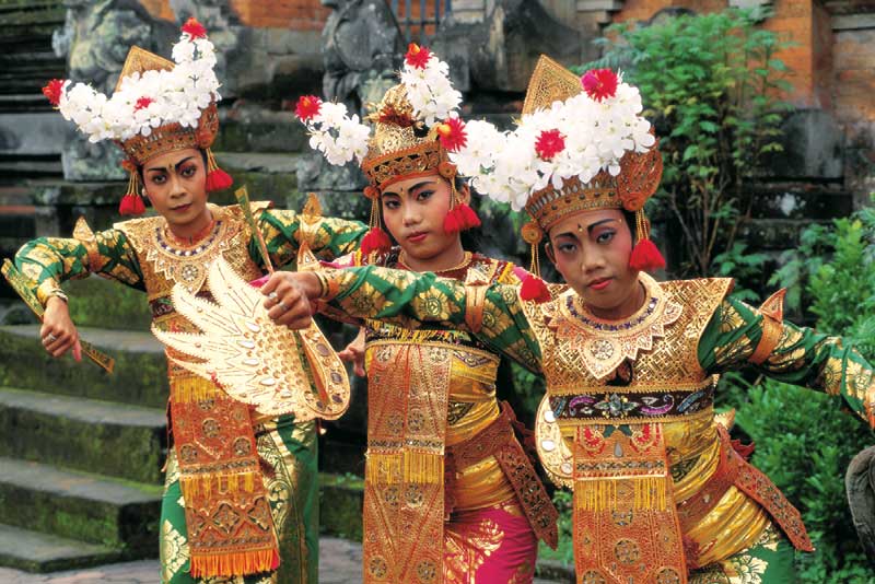 Tanzende vietnamesische Frauen in traditioneller Tracht 