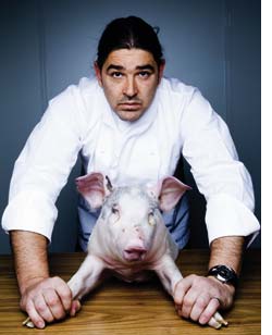 Christoph Zangerl mit einem Ferkel vor der Brust