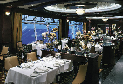 Restaurant Das Restaurant eines Kreuzfahrtschiffes vorbereitet mit perfekt gedeckten Tischen und Blumenarrangements