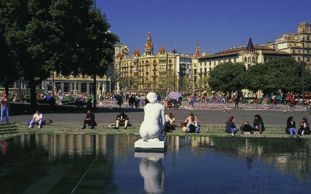 Eine parkanlange an einem sonnigen tag, menschen sitzen und relaxen vor einem brunnen mit einer weiblichen skulptur 