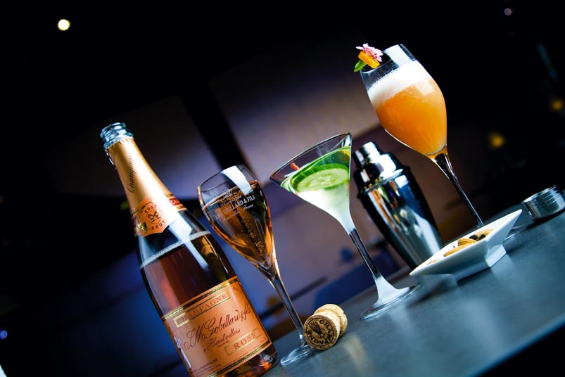 EIN APERITIF – UND NICHTS GEHT SCHIEF eine Variation von verschiedenen Aperitifs, ein Rose Champagner, ein Martini und ein fruchtiger Cocktail