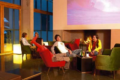 ein paar Leute sitzen in der Hotellobby 