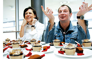 suesse kreationen mit kick, nespresso-desserts werden von einer frau und einem mann probiert 