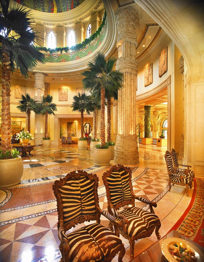 eine noble Hotellobby im afrikanischen Stil 