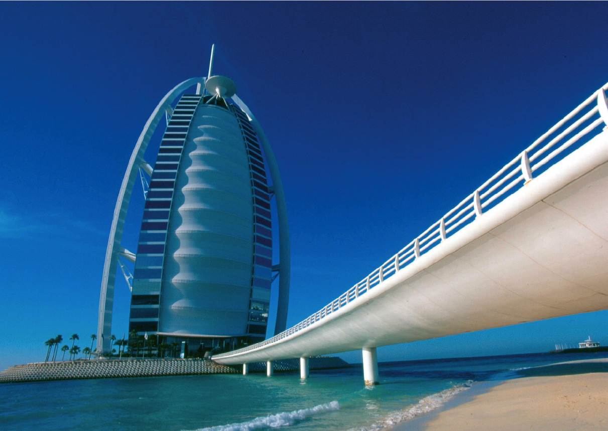Das Burj Al Arab Hotel unter einem wolkenlosen blauen Himmel 