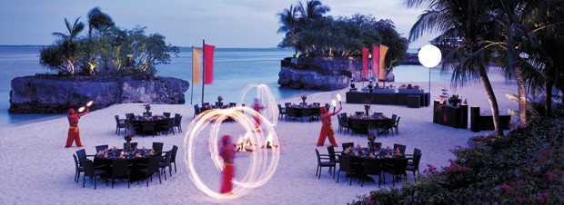 Eine Feuershow am Strand 
