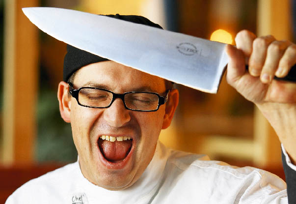 Arnold Pucher mit messer in der hand