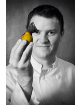 ein schwarz weiss Bild von Theo Randall mit einer Birne in der Hand 
