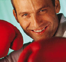 Ein Mann mit Boxhandschuhen 