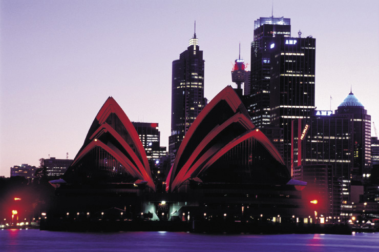 das opernhaus in sydney während der nacht rot beleuchtet 