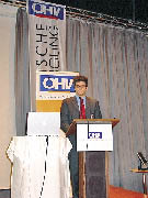 Ein Herr hält einen Vortrag auf dem Hotelierkongress