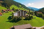 Hotel Almhof stehend auf einer saftigen und endlos weiten Wiese