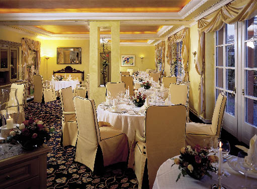 das Restaurant der Stromburg vorbereitet für das Abendmahl 