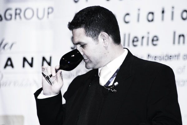 Die Europameisterschaft der Sommeliers, ein Mitglied der Jury verkostet 