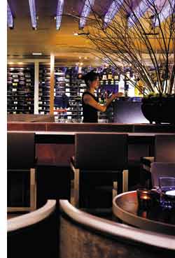 eine Hotelbar in Hongkong mit einer Flaschensammlung im Hintergrund 