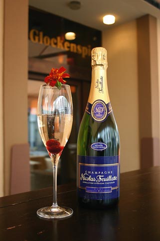 Champagner-Cocktail à la Feuillatte Champagner-Cocktail mit einer Kirsche