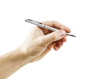 Motivationsschreiben ein Arm mit einem silbernen Kugelschreiber in der Hand