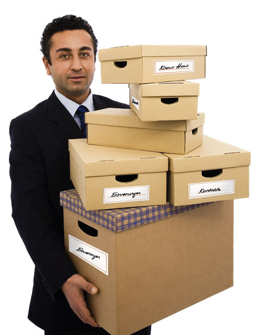 Ein Herr vollbepackt mit Kartons in verschiedenen Größen nach einer Kündigung 