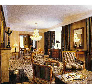 Suite eine hotelsuite mit einem großen prachtvollen kronleuchter