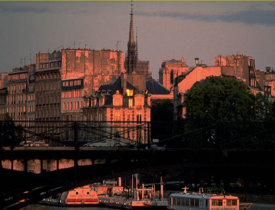 die Seine, eine Brücke und einige Bauwerke während der Abendsonne sind zu sehen 