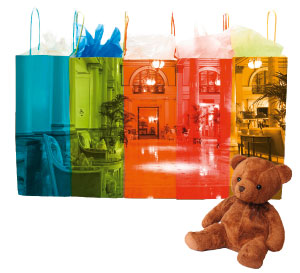 ein Teddybär und Einkaufstüten in verschiedenen Farben