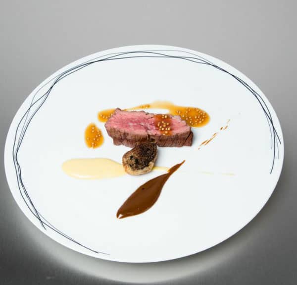 Gegrilltes Bavette mit reduzierter Kaffeecreme, Senf-Emulsion und geröstetem Germ