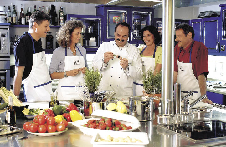Johann Lafer und sein Team in der Küche beim Vorbereiten der Mahlzeiten 