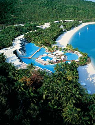 Hotelanlage mit mehreren Poollandschaften direkt am Meer 