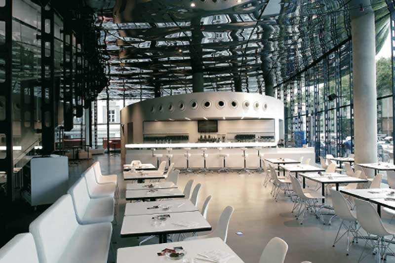 Les Viperes Restaurant Ein Einblick in das Les Viperes Restaurant, in klassisch reinem weiss gehalten