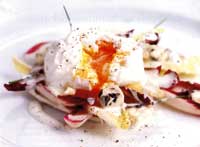 Pochierte Eier mit Chicorée und Roquefortdressing Hühnerbrust auf Melanzani und Bulgur