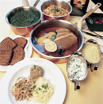 Tafelspitz mit Rösterdäpfel, Cremespinat, Apfelkren und Schnittlauchsauce