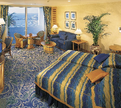 eine Suite mit Meeresblick in den Farben Blau und Gelb gehalten 