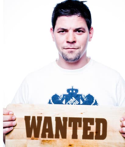 Tim Mälzer mit einem WANTED Schild vor der Brust