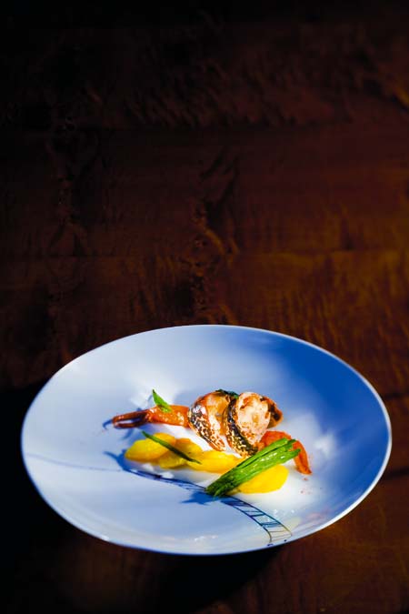 Bretonischer Hummer in gesalzener Butter und Olivenöl sautiert Gelbe Bete in Meersalz gegart und mariniert mit Traubenkernöl Glacierte grüne Spargelspitzen 