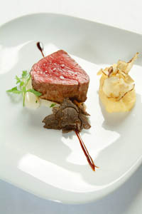  Rinderfilet mit getrüffelten Schwarzwurzeln und Kartoffel-Topinambur-Püree