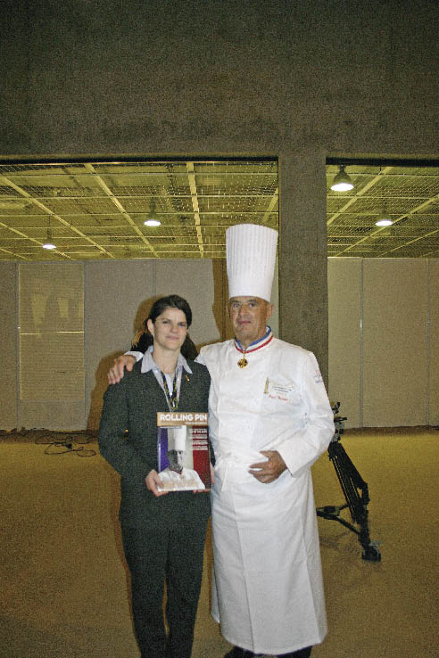 Paul Bocuse und eine Dame mit einer rolling pin ausgaben in der hand 