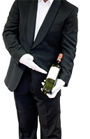 die Koerpermitte eines Kellners haelt und praesentiert eine flasche wein 