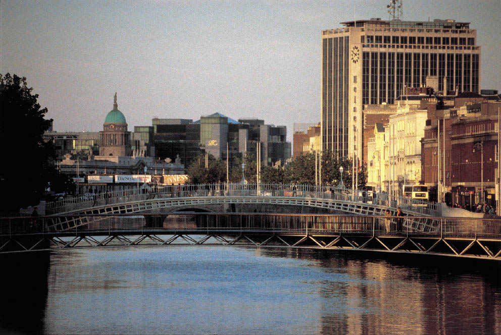 Dublin der Fluss Liffey in Dublin und die Stadt