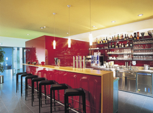 rote bar barhocker innenansicht 
